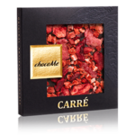 Étcsokoládé, fahéj, liofilizált eperdarabok, liofilizált meggy, kandírozott rózsaszirom